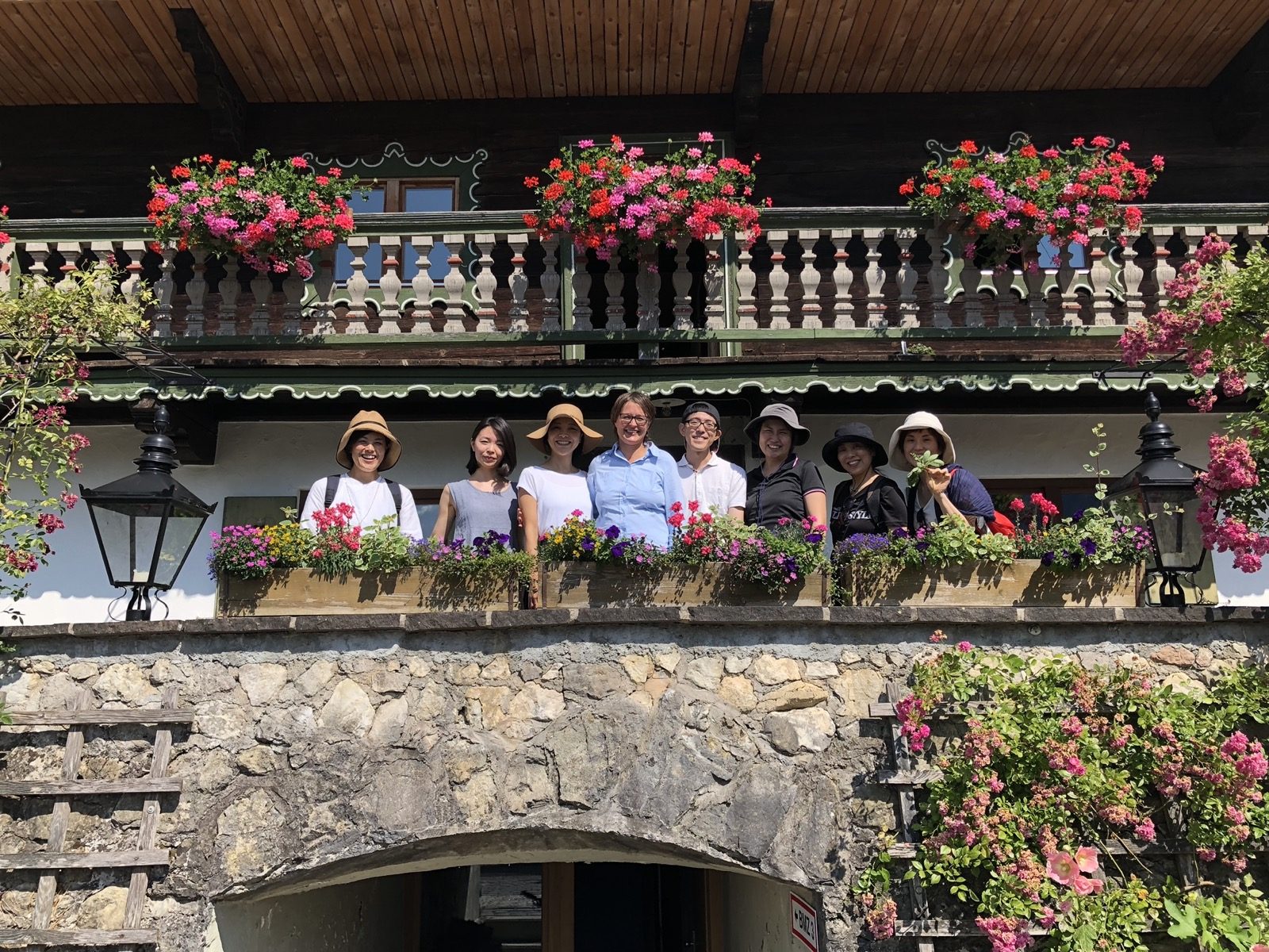 Bio-hotel study tour 2018, Bavaria — participants on a flower-covered balcony